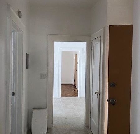 4th image of 425-427 Leslie St