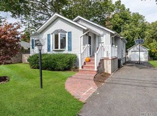 49 E Maple Rd, Greenlawn, NY 11740