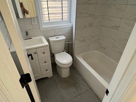 4th image of 172 Monroe St #2