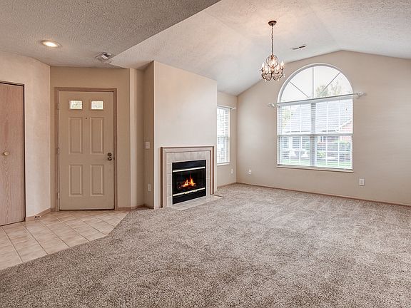 3rd image of 542 Mallet Pl E