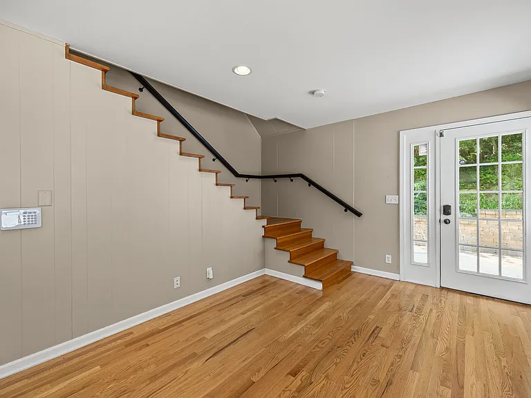 2260 N River Rd — Photo 17