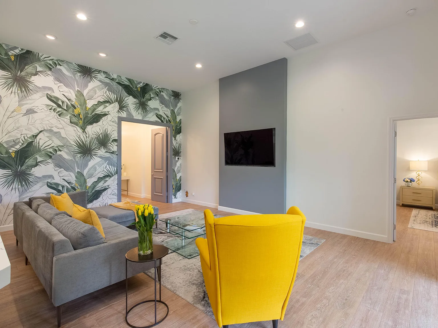 3 bed, 2.0 bath, 1900 sqft, $8,500 — Photo 4