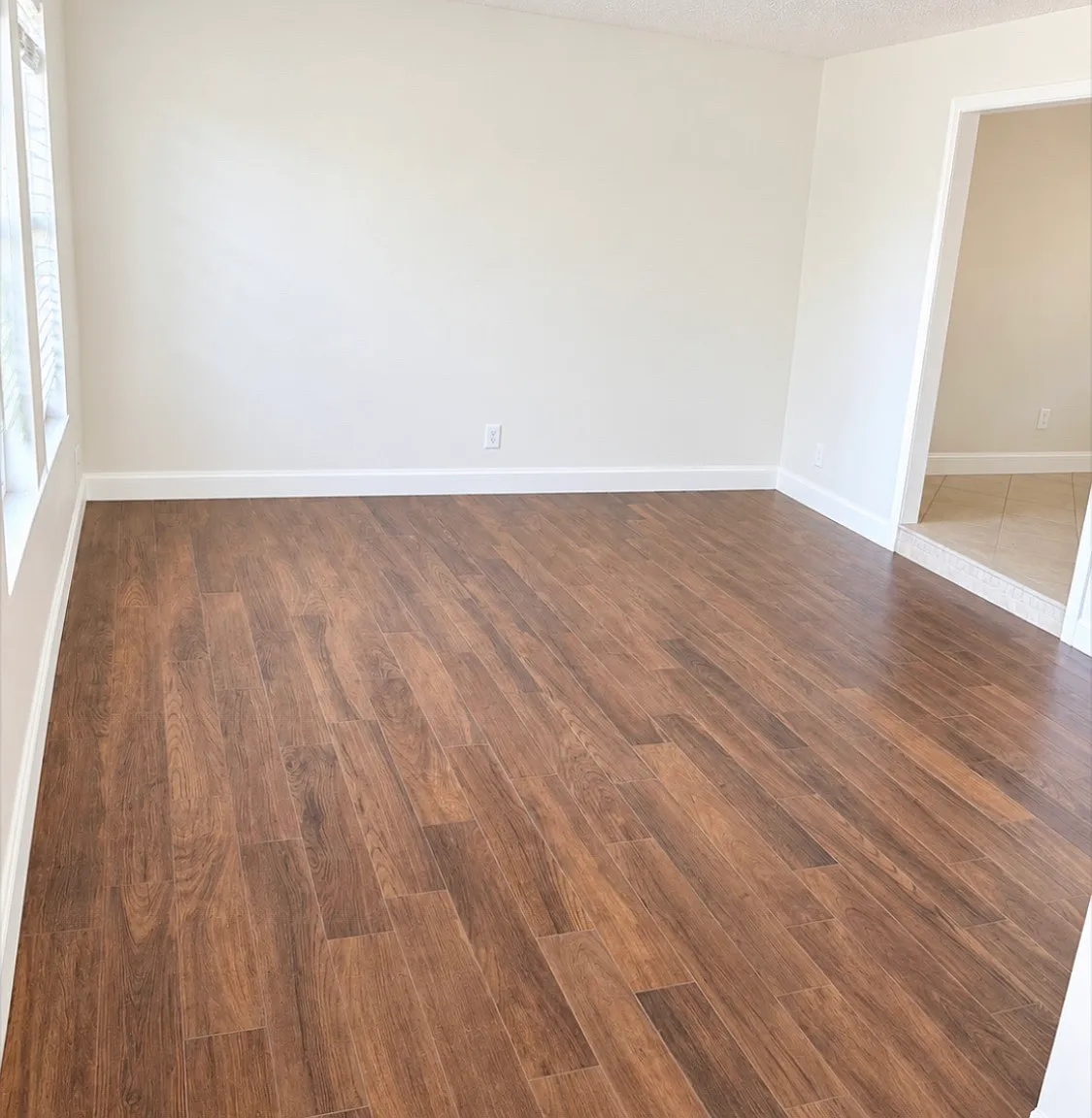 553 N Hobson Plz — Photo 3