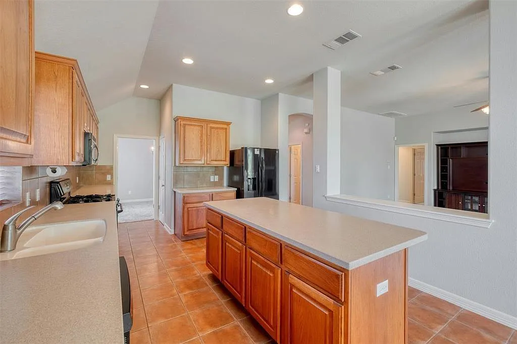 4 bed, 2.5 bath, 2597 sqft, $2,400 — Photo 4