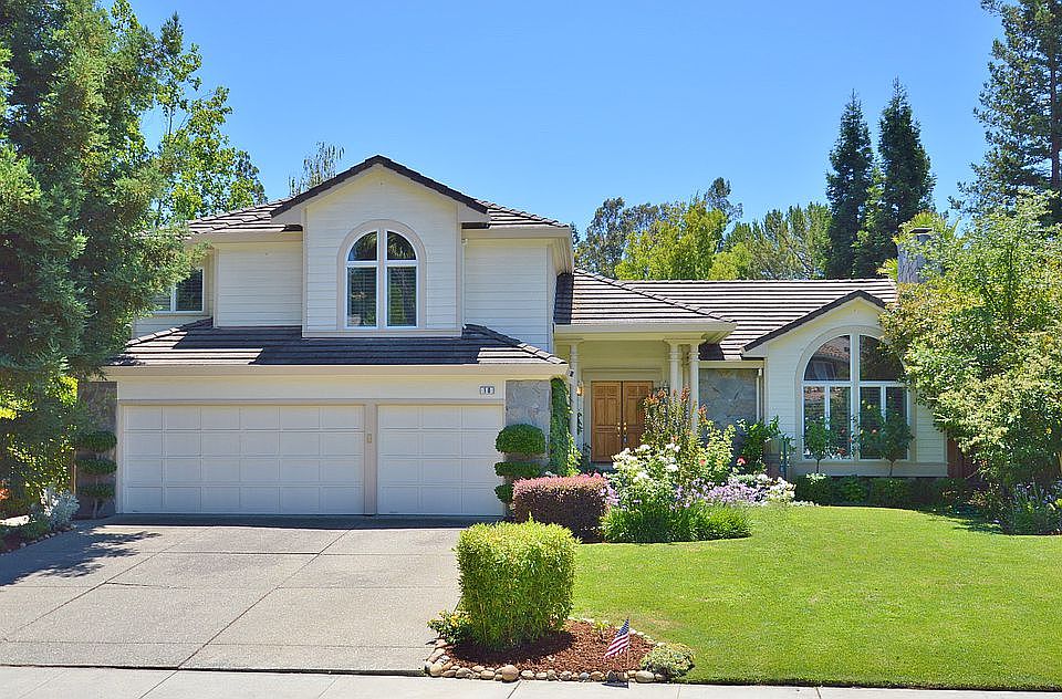 1st image of 10 Stirling Dr