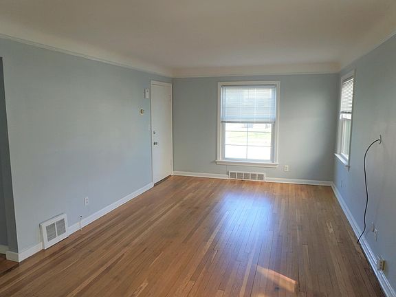 4th image of 16811 Seneca Ave