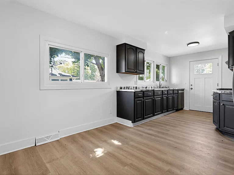 408 E Geneva St — Photo 12