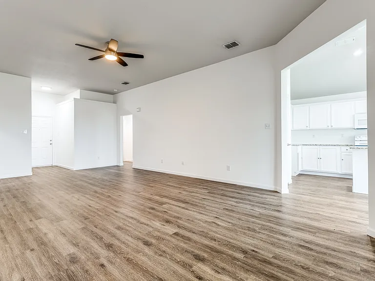 311 Charleston Dr — Photo 3