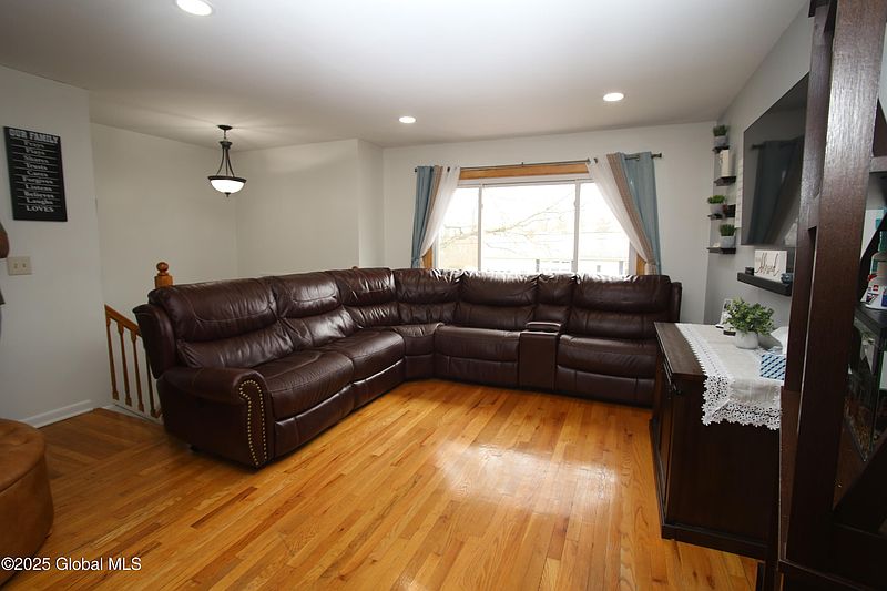 5th image of 11 East Ford Drive