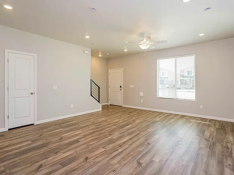 23 N Riverside Dr — Photo 3