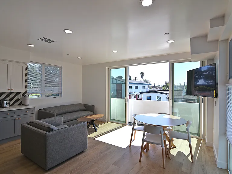 2533 S Curson Ave #3H — Photo 12
