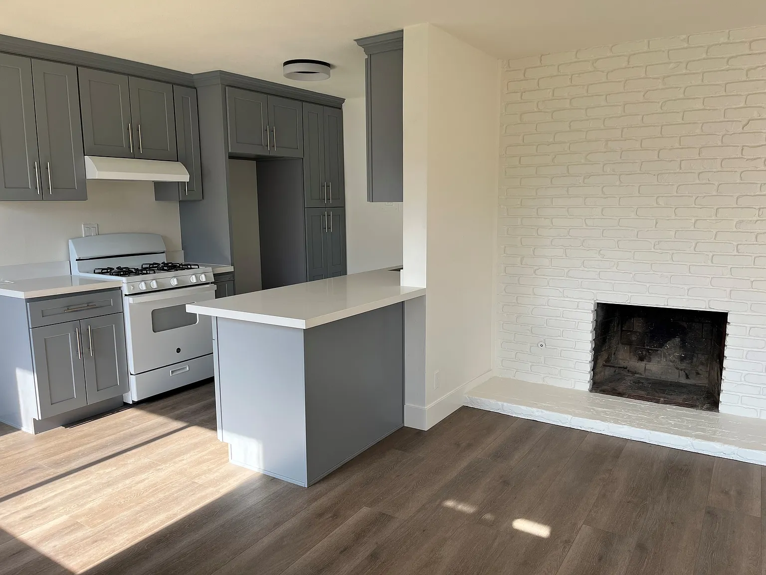 2 bed, 898 sqft, $2,700 — Photo 2