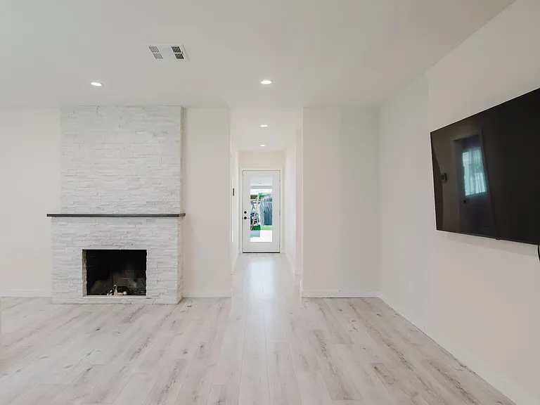 16155 Hamlin St — Photo 12