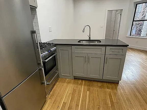4th image of 128 E 83rd St APT 3C