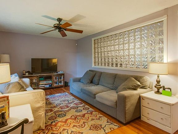 4th image of 204 Cloverdale Ct