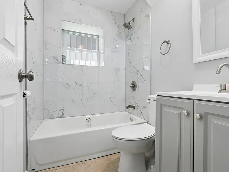 1404 S Hamlin Ave #G — Photo 9