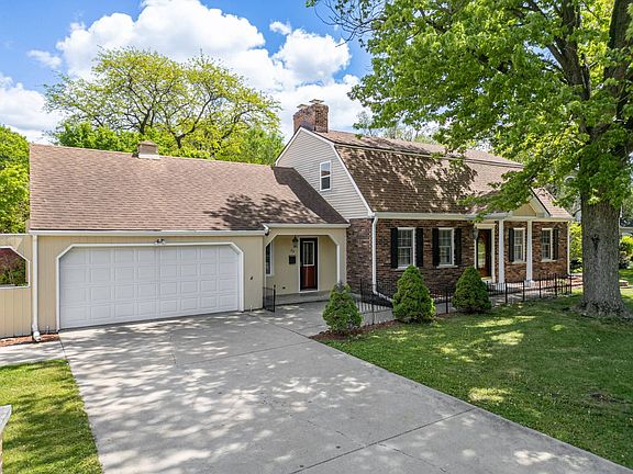 2nd image of 23 Elizabeth Cir