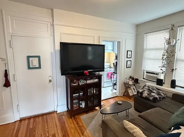 31-76 35th St #3R, Astoria, NY 11106