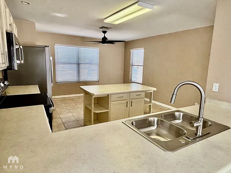 8128 W Mission Ln — Photo 10