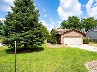 2107 Woodhavens Dr, Bloomington, IL 61701