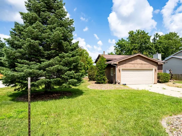 2107 Woodhavens Dr, Bloomington, IL 61701