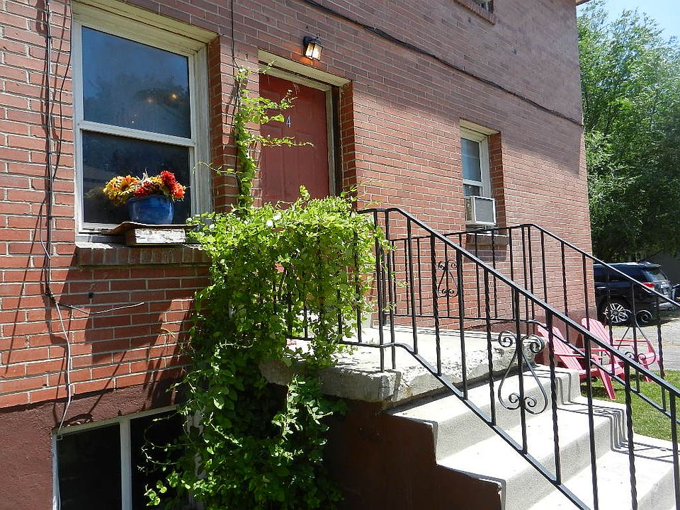 Private entry with access to the 1.5 acre yard