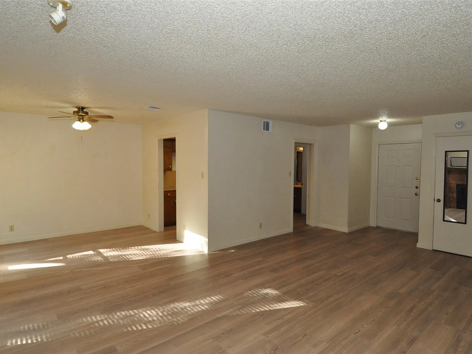 3 bed, 2.5 bath, 1601 sqft, $1,650 — Photo 3