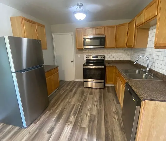 1077 S Moline St — Photo 3