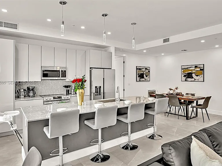 2100 Miami Rd #202 — Photo 3
