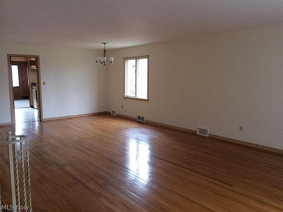 2nd image of 17910-17912 Chagrin Blvd