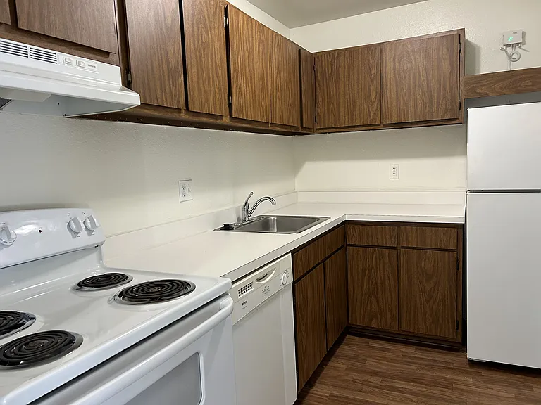 Windsor Place Apartments — Photo 40