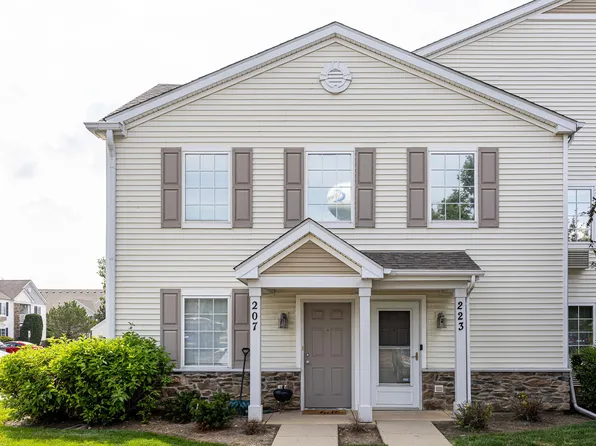 223 Silverstone Dr #223, Carpentersville, IL 60110