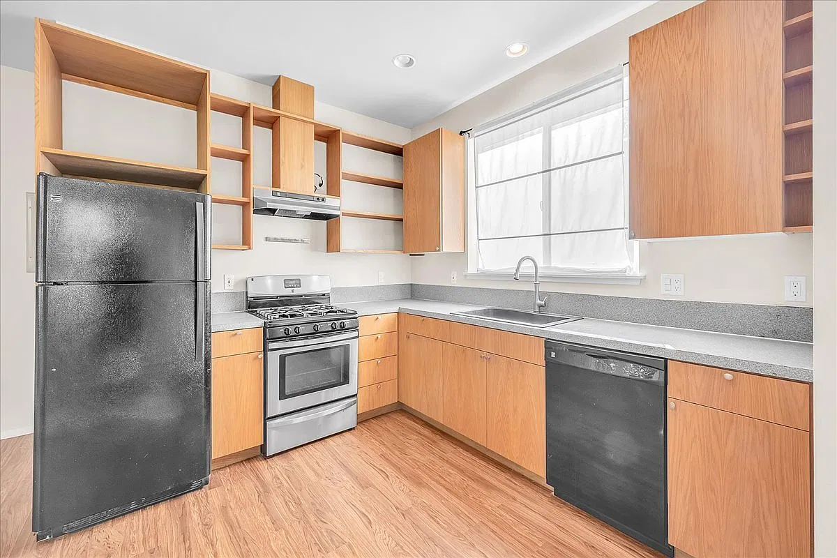 310 SW Maricara St — Photo 2