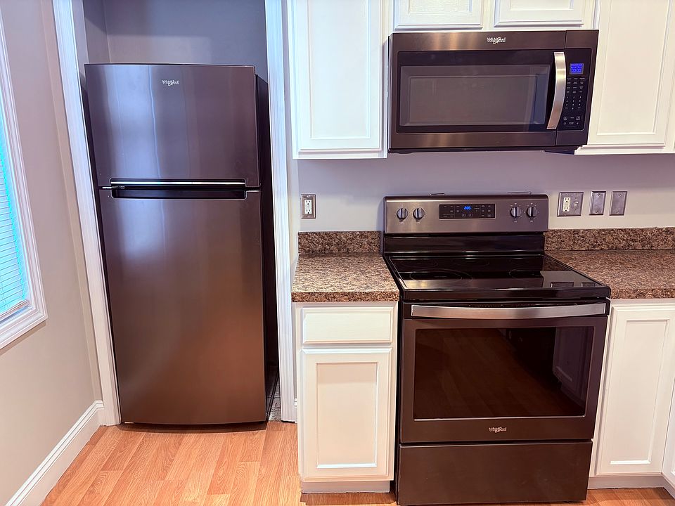 New fridge, stove and microwave