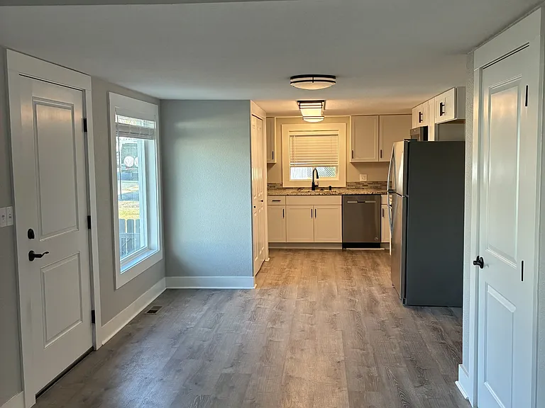 1525 Cliff St — Photo 3