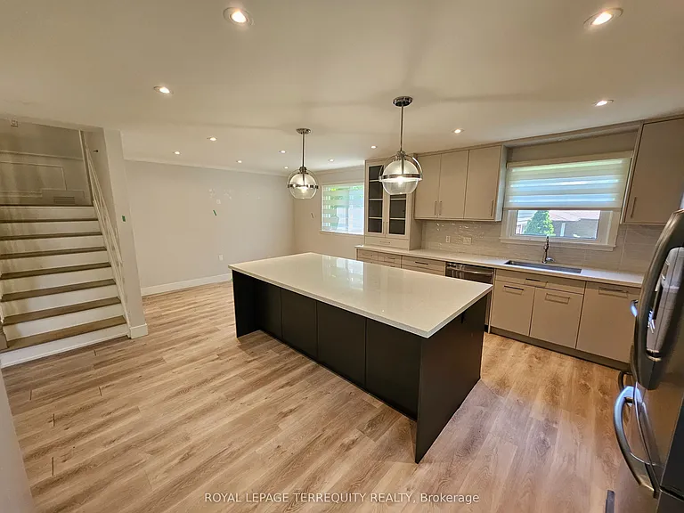 2067 Obeck Cres — Photo 11