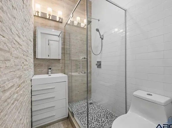 841 Willoughby Avenue image 3 of 13