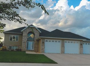 5570 W Prairiewood Dr, Grand Forks, ND 58201