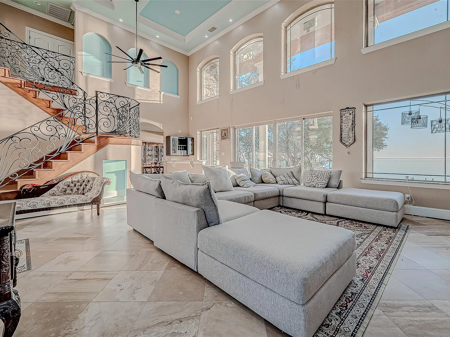 5 bed, 4.5 bath, 4654 sqft, $5,400 — Photo 3