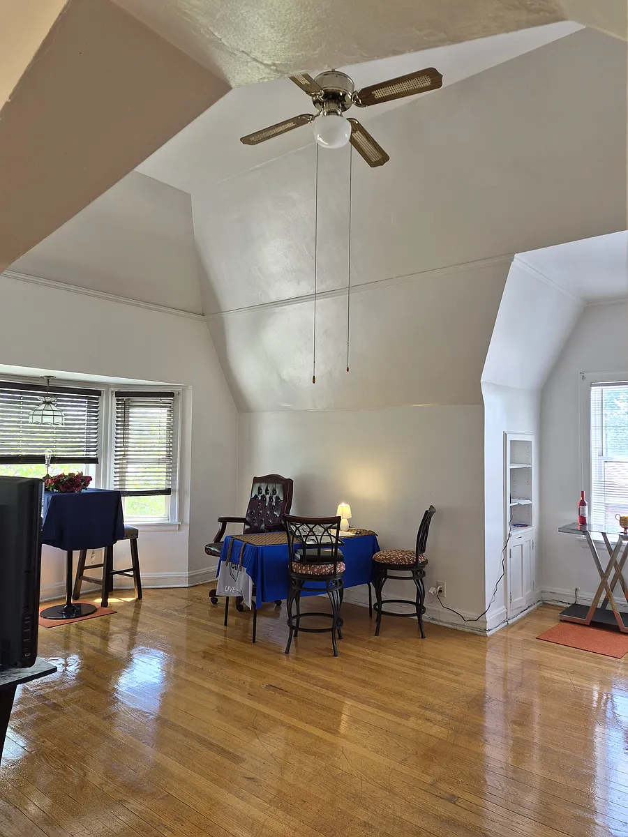 Building Photo - 11608 S Artesian Ave #3
