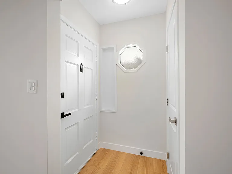 2519 Manhattan Ave — Photo 3
