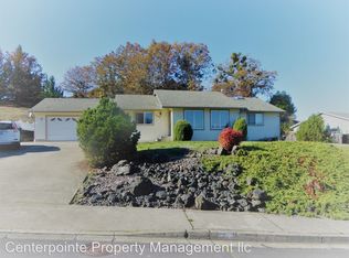 1092 W Harris Hills Dr, Roseburg, OR 97471