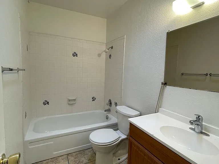 2 Bedroom And 1 Bath Triplex! **Move In Special** — Photo 9