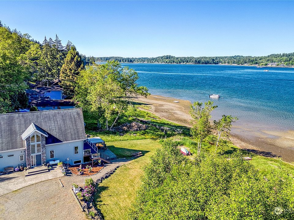 This home is in the highly sought after community of Victor, with convenient access to Gig Harbor, the Southworth ferry, Belfair and Allyn. Downtown Seattle is only an hour away. The property has several outbuildings and a beautiful grassy lawn. The beach is the perfect place for clamming, kayaking, or beachcombing.>