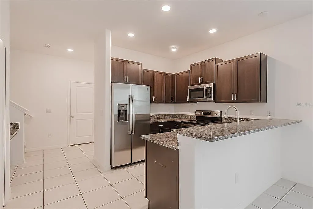3 bed, 2.5 bath, 1880 sqft, $2,235 — Photo 3