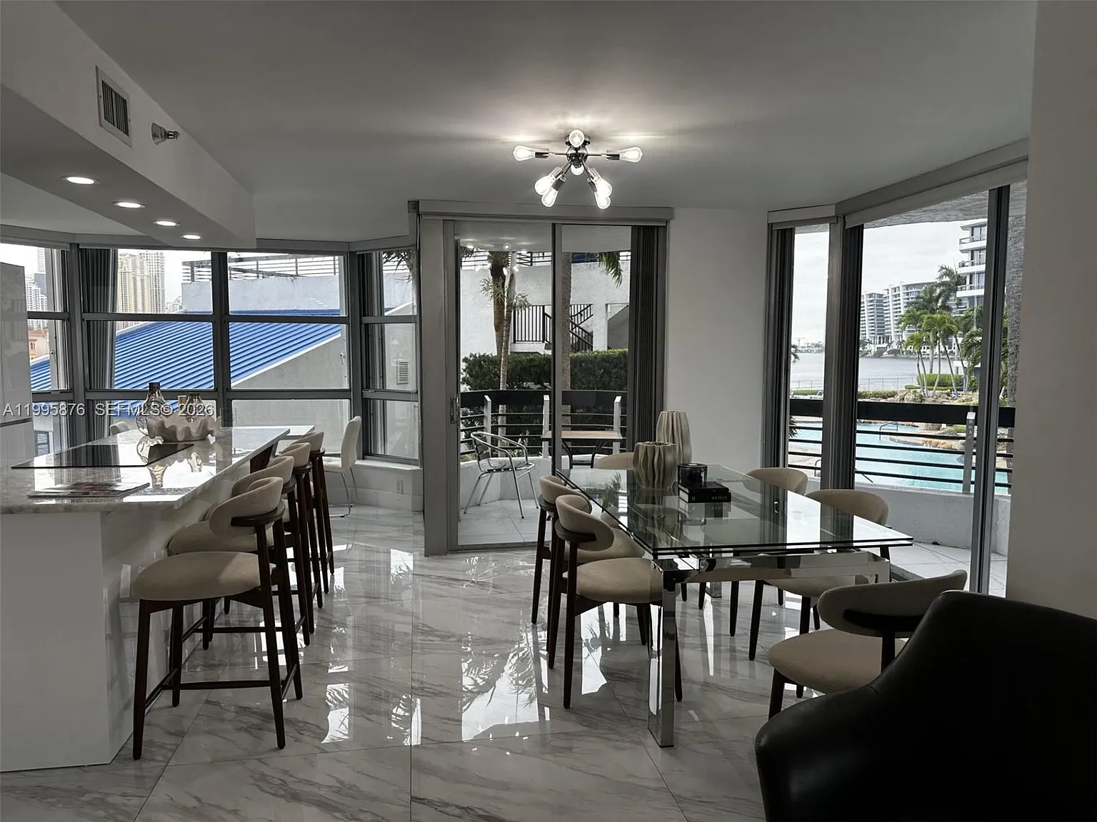 Mystic Pointe Condo No Tw — Photo 2