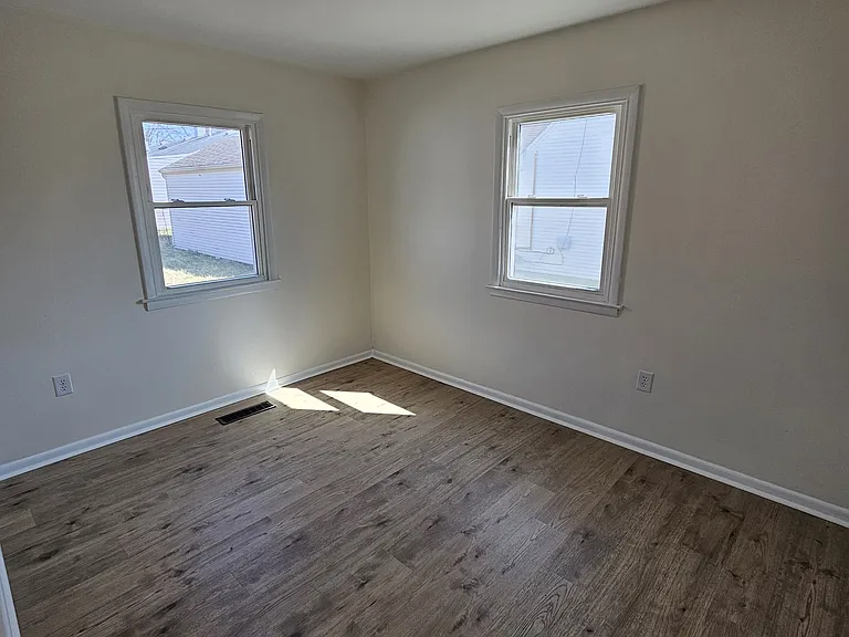 2108 N Hadley Rd — Photo 9