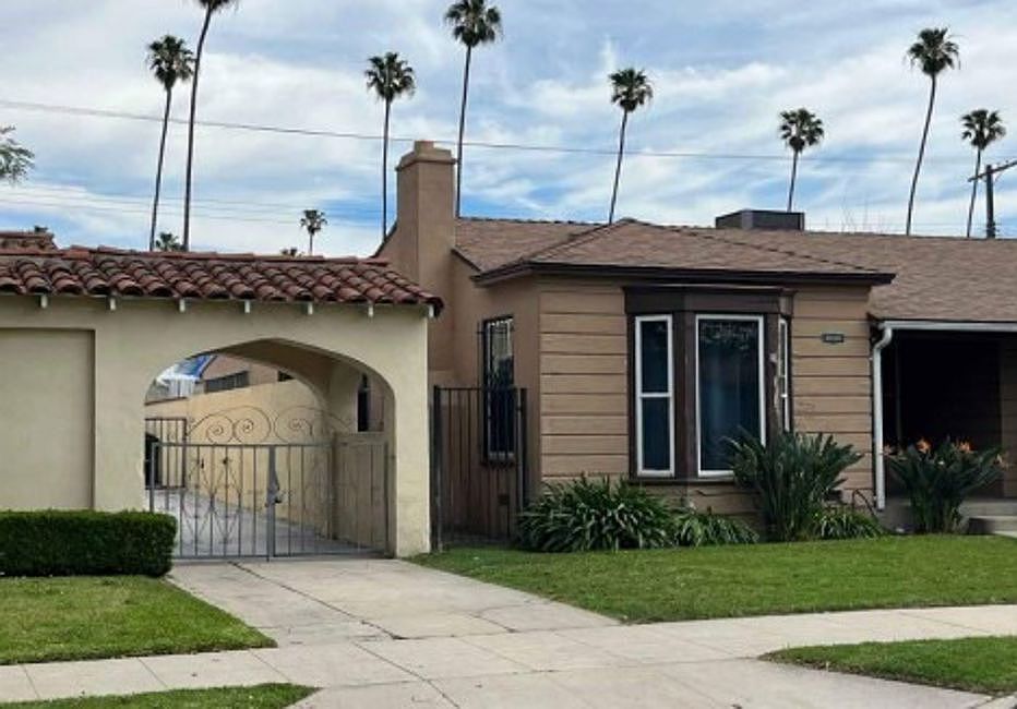 1st image of 3788 Roxton Ave