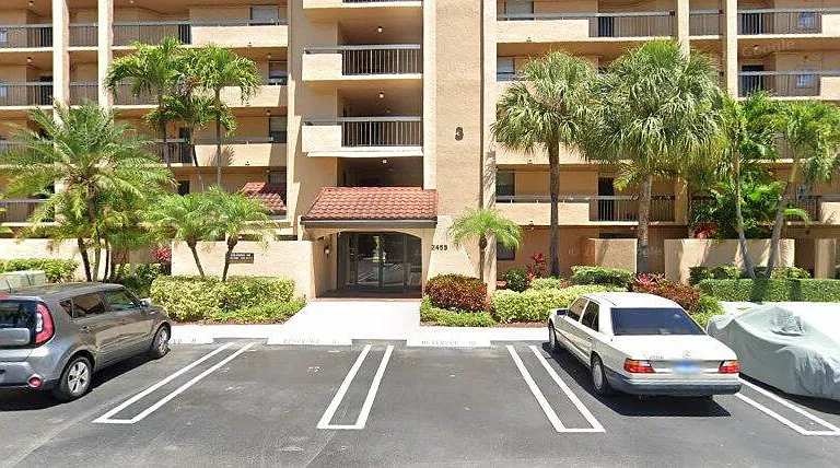 2455 Lindell Blvd — Photo 2