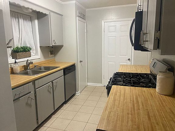 3rd image of 409 Douglas Dr